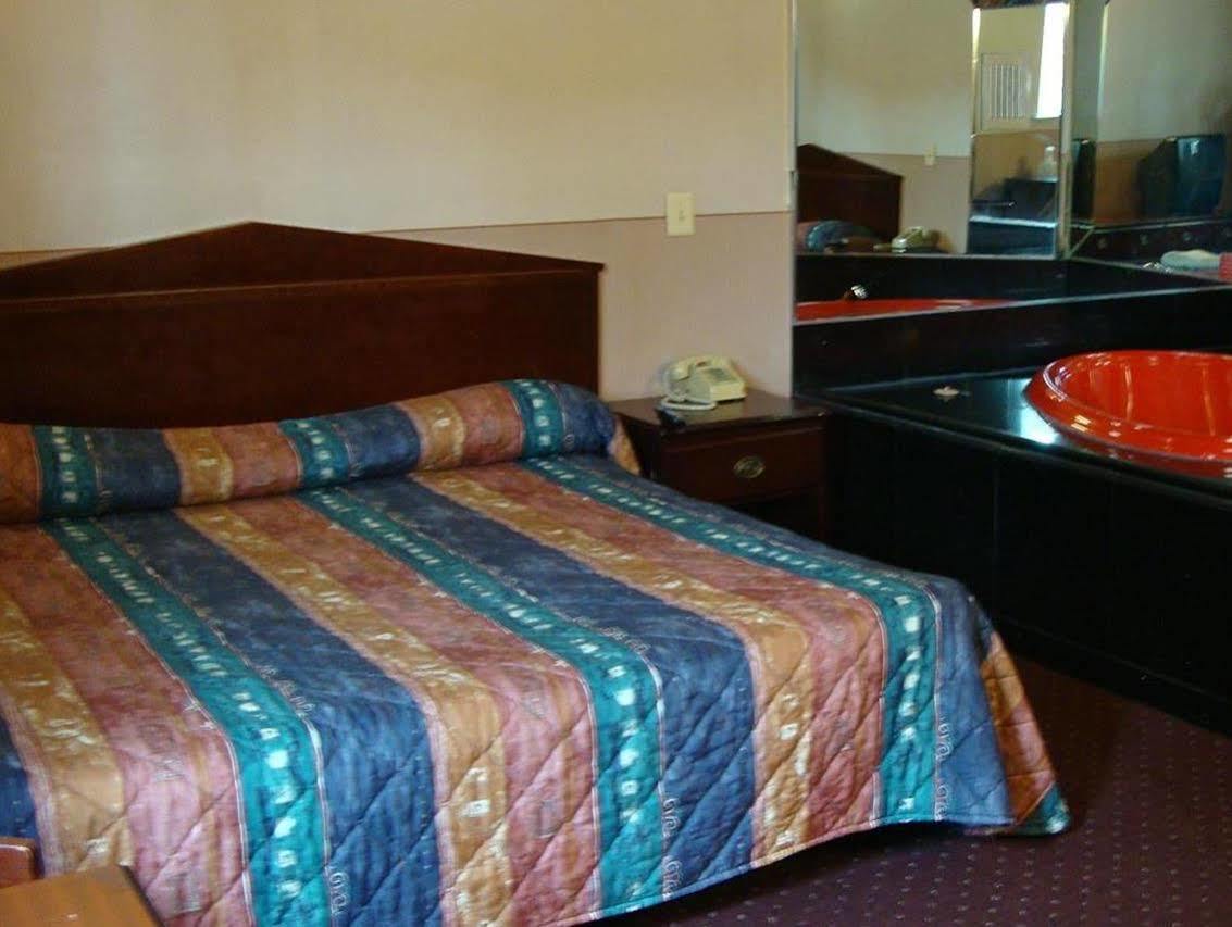 Riviera Motor Inn Brooklyn นิวยอร์ก ภายนอก รูปภาพ